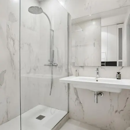 Elegant Hausmannien Proche Champs Elysees Apartment